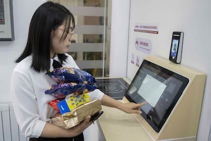 La infraestructura de pagos móviles de China ya se encuentra entre las más avanzadas del mundo, pero la tecnología de pagos faciales está haciendo una nueva oferta. Los sistemas de pago más nuevos que se están implementando en todo el país solo requieren la cara de una persona para realizar compras.