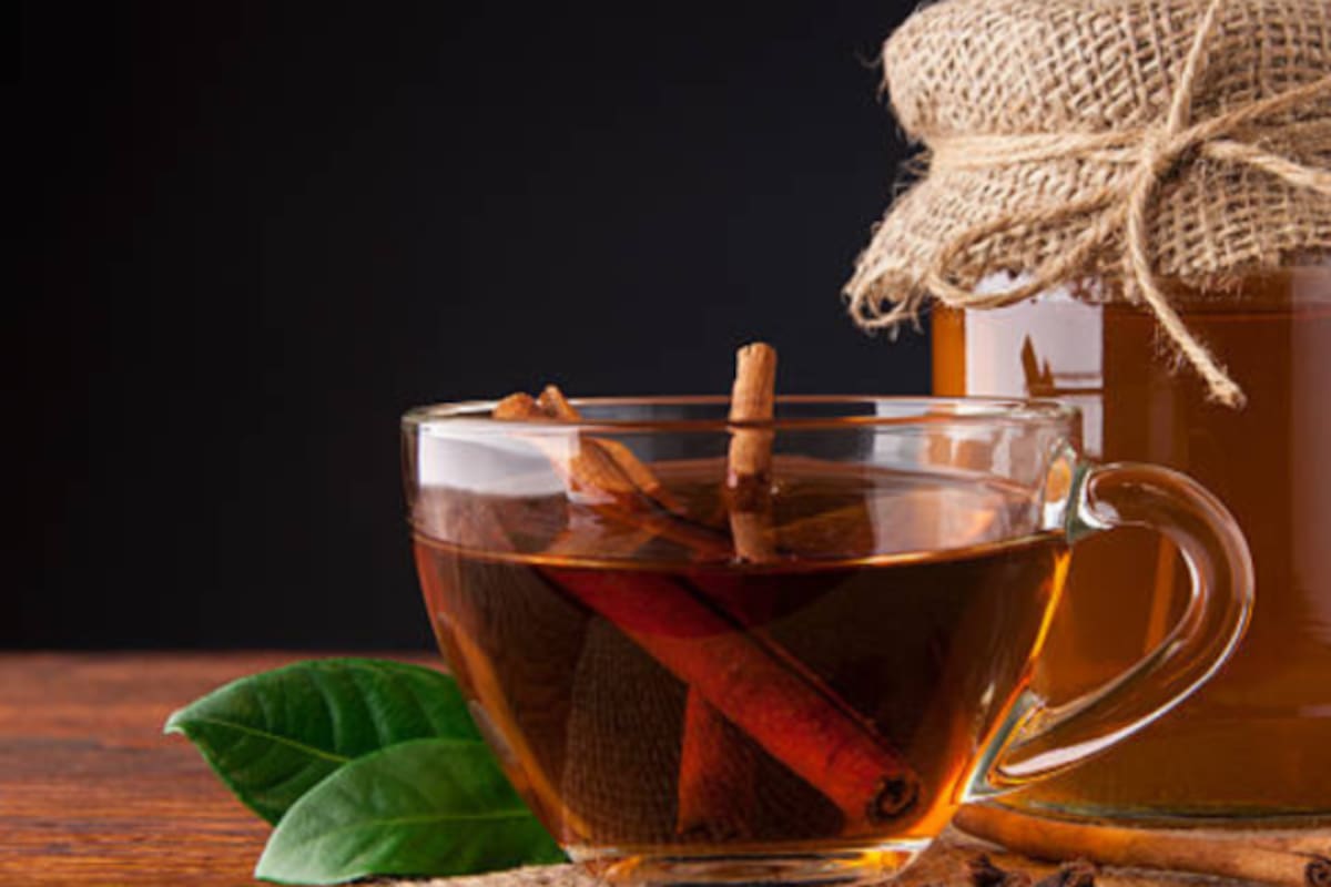 La infusión de guayaba con canela ofrece beneficios digestivos y respiratorios, entre otros