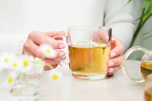 La infusión que puede calmar los dolores de la artritis y la artrosis