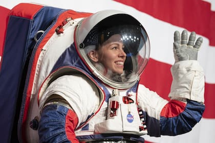 La ingeniera aeroespacial Kristine Davis muestra el prototipo del traje Exploration Extravehicular Mobility Unit (xEMU)