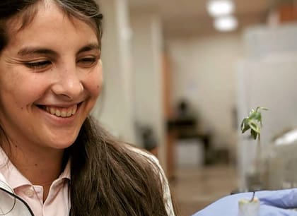 La ingeniera agrónoma Sofía Cano Alfañar trabaja en proyectos que buscan transformar residuos vegetales en nuevas fuentes de proteínas para consumo humano