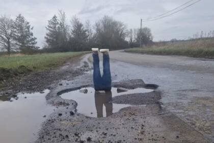 La ingeniosa forma en la que un hombre logró que le reparen su calle