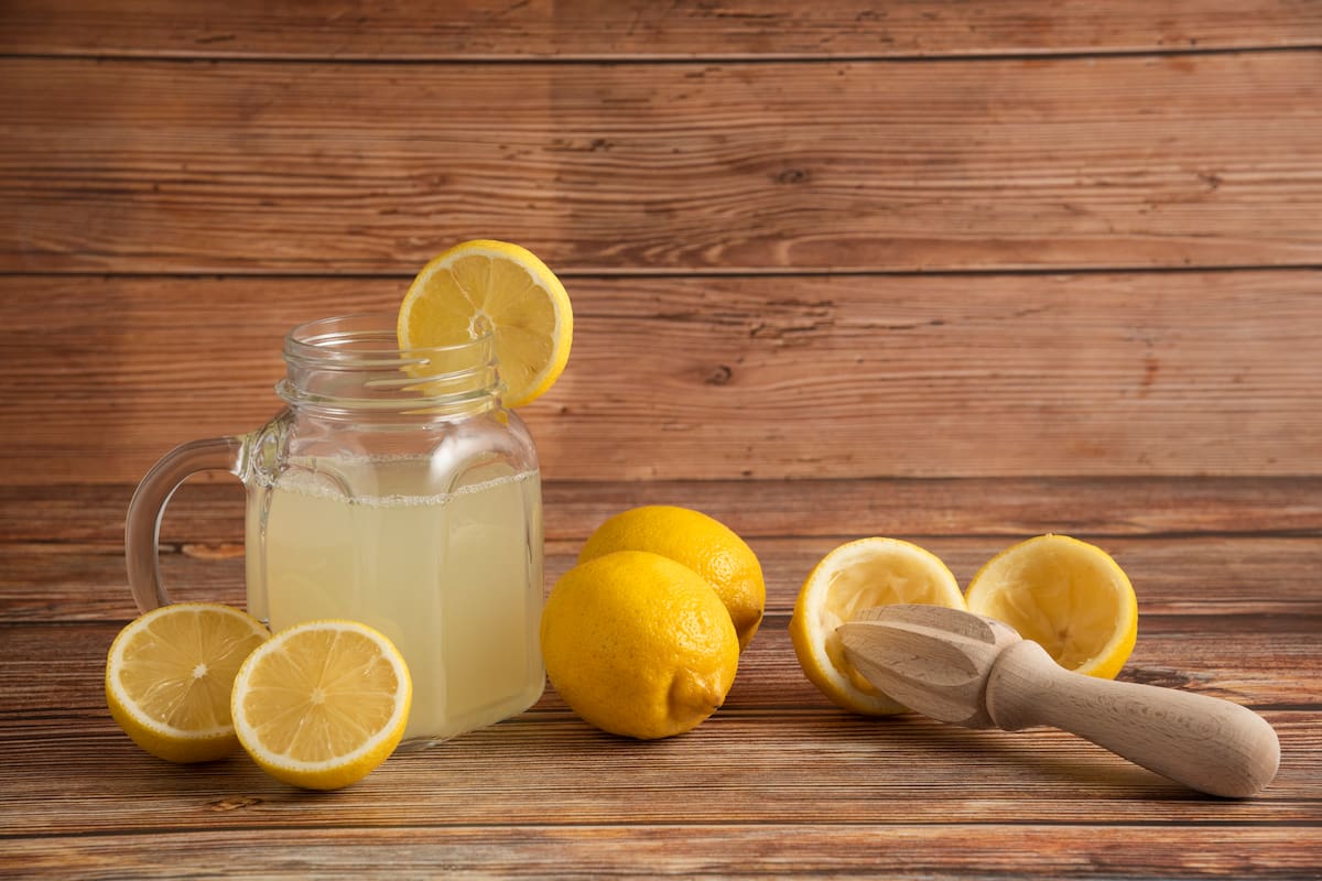 La ingesta de limones frescos al iniciar la jornada garantiza una fuente energética directa y optimiza la asimilación de nutrientes esenciales para el organismo