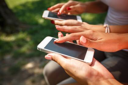 La iniciativa de las compañías tecnológicas para identificar la cercanía de personas con coronavirus covid-19 está limitada a los smartphones que cuentan con la tecnología Blutooth de bajo consumo, disponible en los modelos más modernos