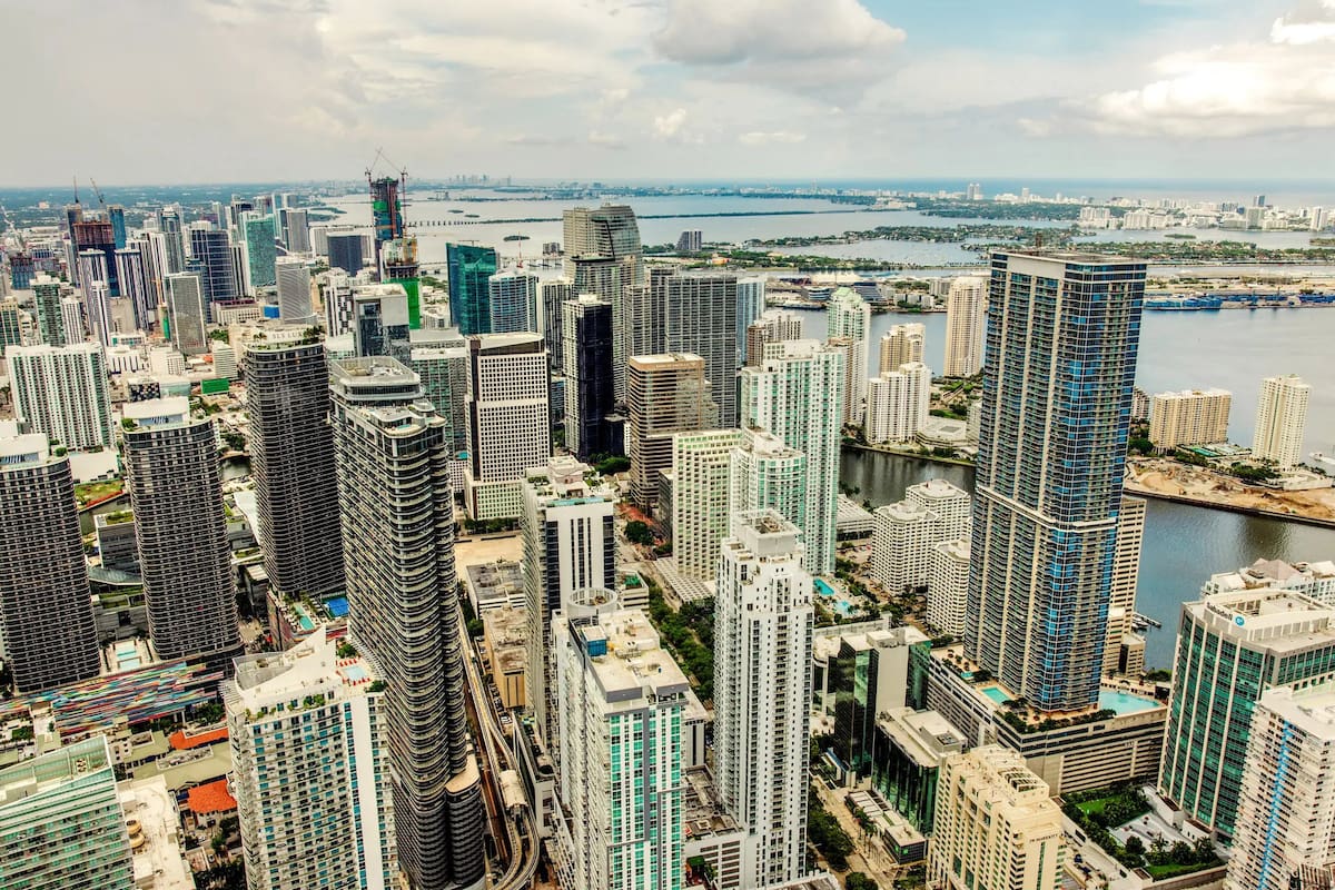 La iniciativa de Miami-Dade busca facilitar el acceso a la vivienda a familias trabajadoras en una de las regiones más costosas de Estados Unidos