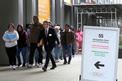 La iniciativa enfrenta obstáculos en el Congreso, donde la mayoría conservadora respalda políticas migratorias más restrictivas