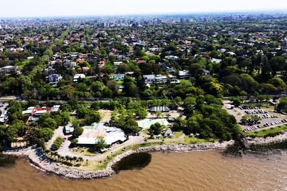 La iniciativa incluye unidades más pequeñas, reconversión de edificios industriales y limitaciones a usos residenciales en la franja costera