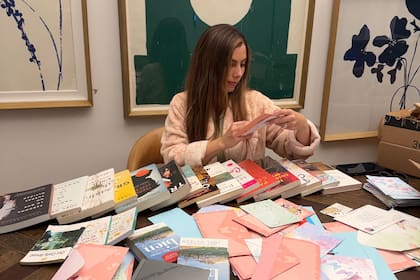La iniciativa "Letras que abrazan" recolecta libros, biblias y cartas en español para los migrantes detenidos en el centro de detención donde estuvo