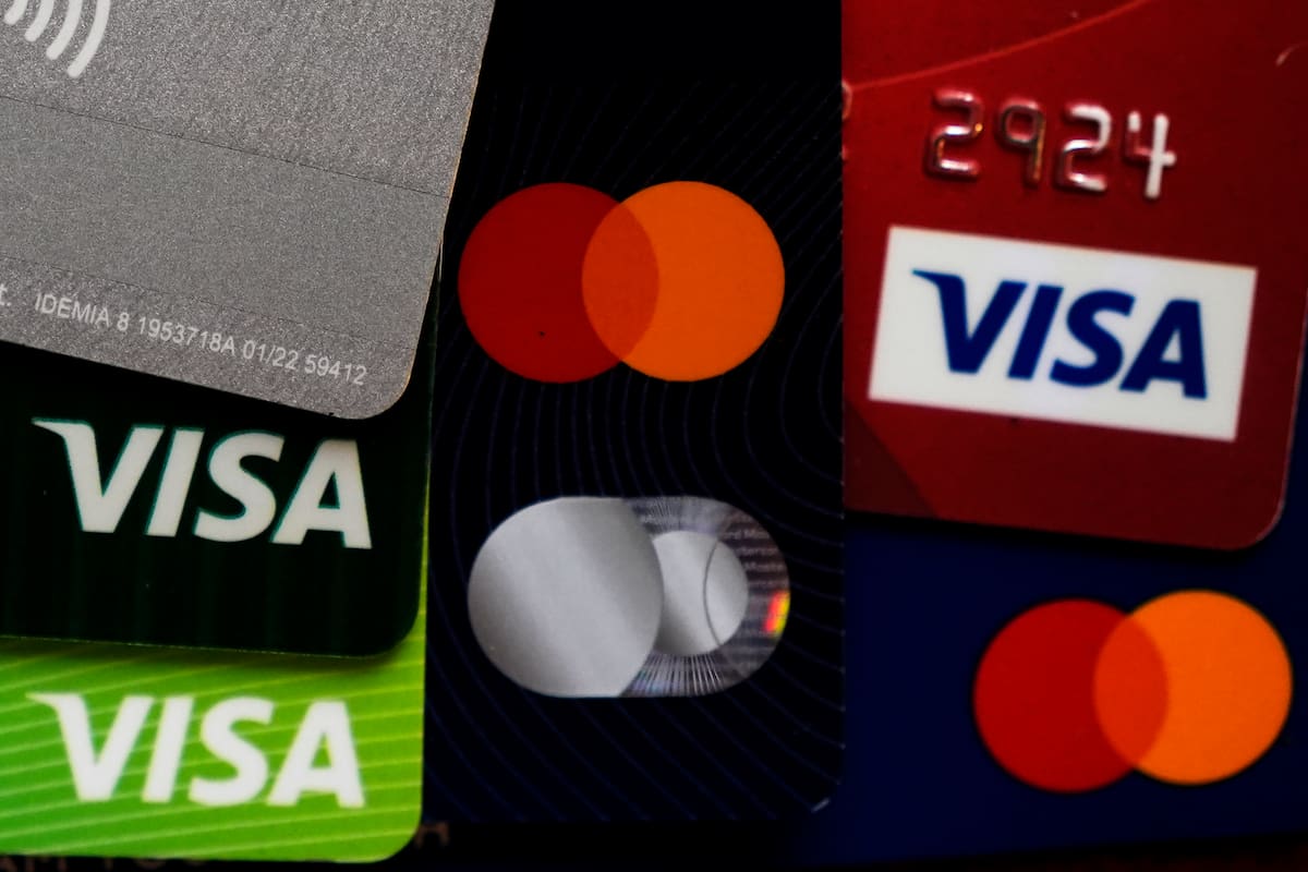 La iniciativa propone volver a establecer límites a las tasas de interés en tarjetas de crédito y préstamos bancarios, en un intento por contener el endeudamiento de las familias argentinas