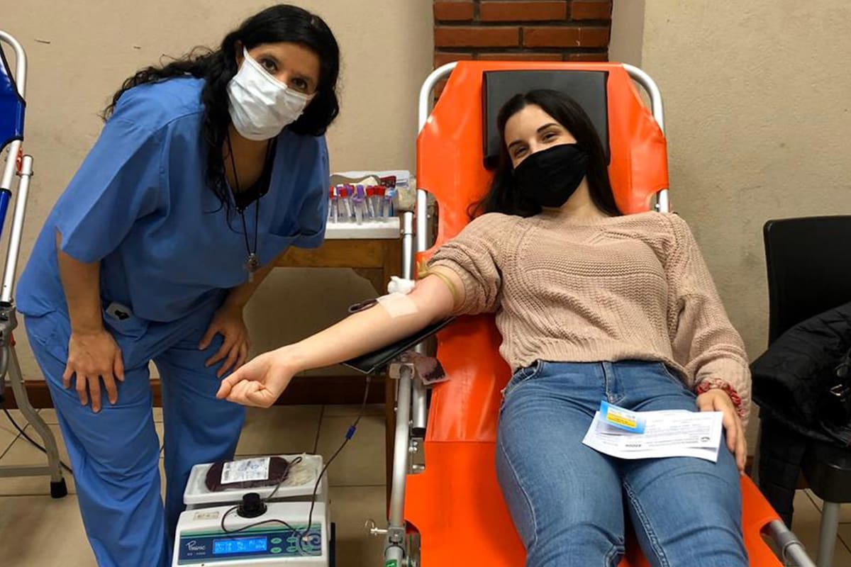 La iniciativa surgió de una alianza entre un grupo de jóvenes y la Red de Medicina Transfusional como respuesta a la preocupante disminución en la donación de sangre durante la pandemia y cuarentena; en la foto, Camila Brusco el día en que donó por primera vez en un salón de fiestas