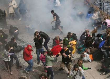 La inmediata escena posterior al atentado durante la maratón de Boston, el 15 de abril de este año