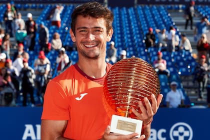 La inmensa alegría de Mariano Navone, con el trofeo del Tiriac Open; en Bucarest consiguió su primer título ATP después de años de lucha