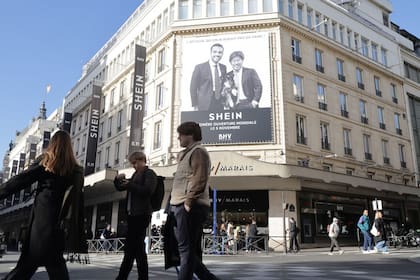 La inmensa fotografía de Frédéric Merlin, director de SGM, la empresa propietaria de la BHV, y de Donald Tang, presidente ejecutivo de Shein