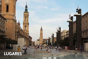 La inmensa plaza peatonal contiene las dos catedrales activas, la del Pilar y la Seo (al fondo). Una duplicidad prodigiosa.