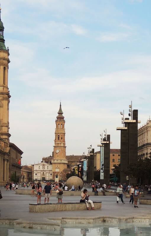 La inmensa plaza peatonal contiene las dos catedrales activas, la del Pilar y la Seo (al fondo). Una duplicidad prodigiosa.