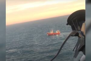 La inmensidad del mar y el pequeño pesquero desde el que se pidió ayuda