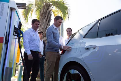 La innovadora solución de carga de vehículos eléctricos cuenta con tecnología Siemens y es capaz de abastecer a dos autos al mismo tiempo