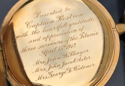 La inscripción de la pieza subastada, obsequiada al capitán del Titanic