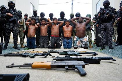 La inseguridad es uno de los principales problemas en Ecuador. En la imagen, un grupo de detenidos es mostrado a la prensa en Guayaquil, el 7 de marzo de 2025, por su presunta participación en la masacre del día anterior en el barrio Socio Vivienda 2