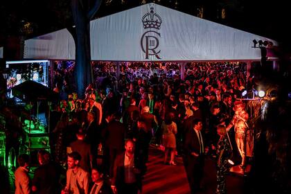La insignia del rey Carlos III reflejada en la carpa donde se celebró el festejo