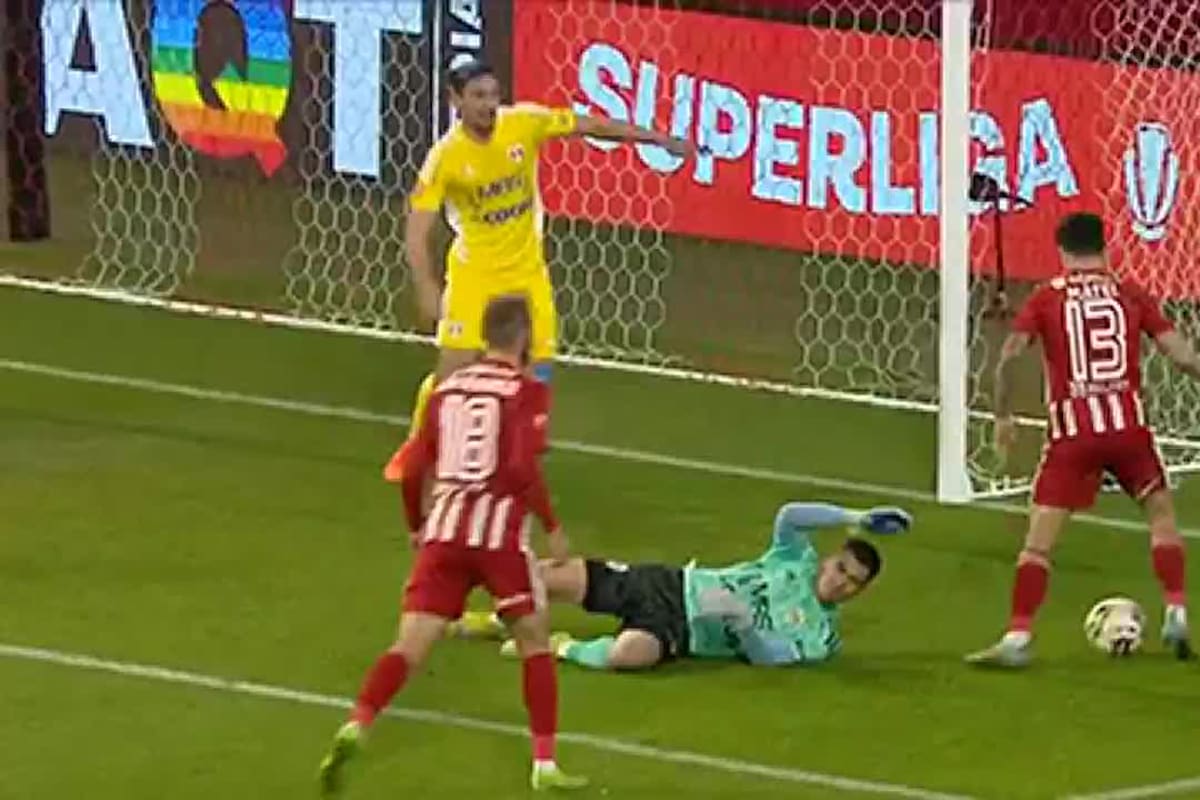 La insólita jugada que paralizó al fútbol rumano: un jugador tenía el arco libre y erró el gol a propósito