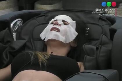 La insólita reacción de Romina al probar un sillón masajeador en la tarde de spa de Gran Hermano