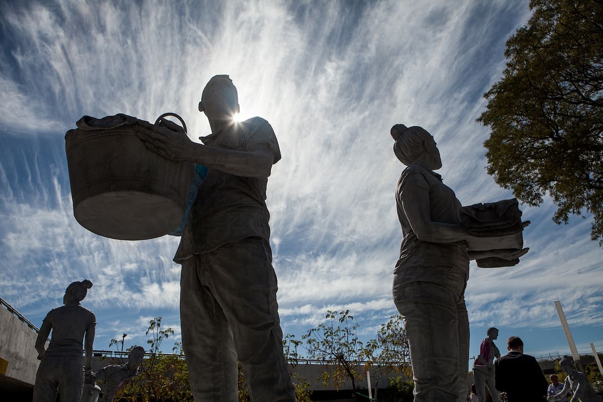 La instalación “Casi un monumento”, de la artista Jowy Román, fue expuesta en la Plaza República Federativa del Brasil, a metros de la Facultad de Derecho