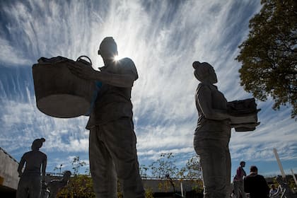 La instalación “Casi un monumento”, de la artista Jowy Román, fue expuesta en la Plaza República Federativa del Brasil, a metros de la Facultad de Derecho