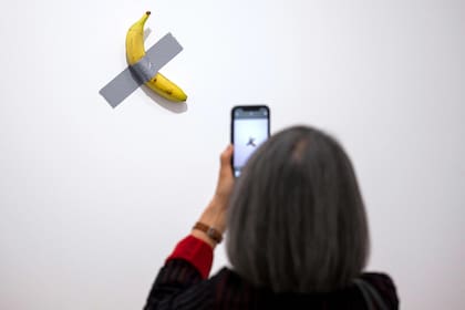 La instalación "Comedian", que despertó reacciones de todo tipo, sigue presentándose en exposiciones alrededor del mundo
