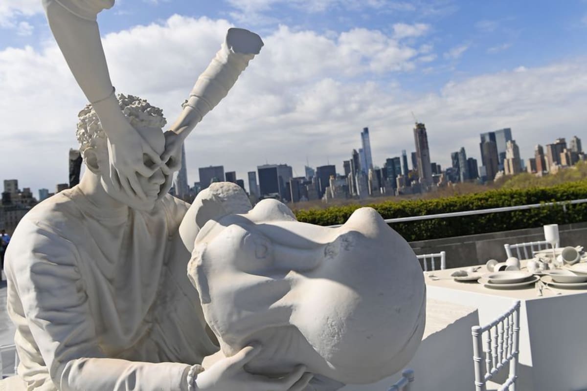 La instalación de Adrián Villar Rojas exhibida en la terraza del MET en 2017 recreó en 3D piezas de la colección del museo