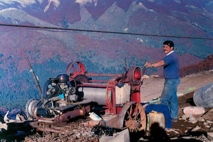 La instalación de un malacate a 1700 metros de altura sobre el nivel del mar.