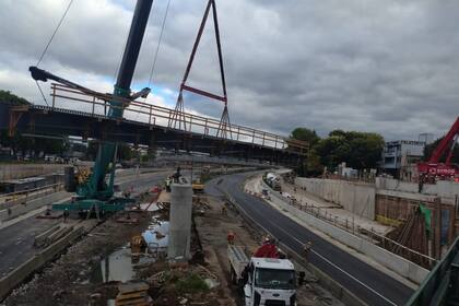 La instalación de un nuevo puente vehicular y peatonal sobre la calle Río Negro será fundamental para los vecinos