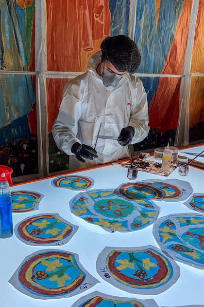 La instalación de unos nuevos vitrales en el edificio de la catedral de París, que tiene 800 años, despertó un intenso debate