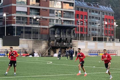 La instalación de VAR y parte del césped artificial del Estadio Nacional de Andorra fueron atacadas por las llamas.