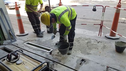 La instalación del semáforo para peatones en la esquina de Retiro