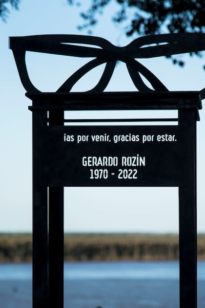 La instalación en homenaje a Gerardo Rozín se montó en el Parque España de Rosario, un lugar que era muy frecuentado por el conductor