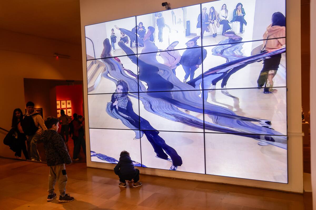 La instalación interactiva de William Forsythe en el hall central del Museo Nacional de Bellas Artes es un imán para grandes y chicos