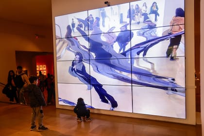 La instalación interactiva de William Forsythe en el hall central del Museo Nacional de Bellas Artes es un imán para grandes y chicos
