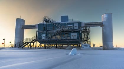La instalación ocupa cerca de un kilómetro cúbico de hielo y abrió una nueva forma de estudiar el cosmos mediante neutrinos