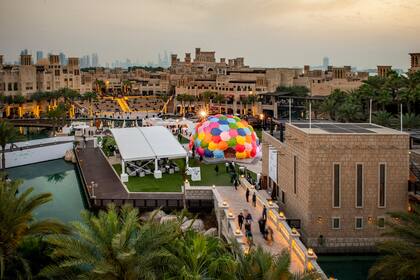 La instalación Solaroca, del colectivo brasileño Opavivará!, en el corazón de Art Dubai