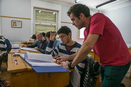 La institución lleva nueve años seguidos aumentando su cantidad de postulantes; en 62 años, se recibieron 715 licenciados en Física y 472 ingenieros