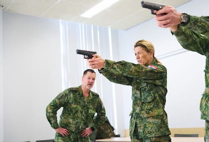 La instrucción contempla pruebas de tiro con armas de fuego y ejercicios de supervivencia en el agua