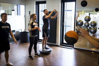 La instructora Signe Find en un entrenamiento físico del equipo Origen, que desarrolló un plan de trabajo con un equipo de nutricionistas, psicólogos y ex deportistas