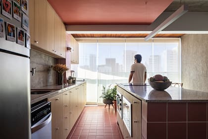 La integración del balcón hacia el interior amplió el espacio de encuentro y ahora otorga unas vistas mucho más abiertas a la ciudad.
