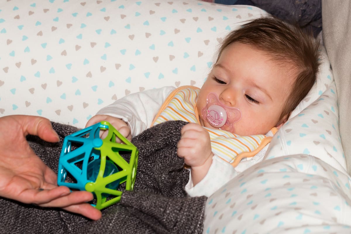 La inteligencia artificial de Google es capaz de aprender como un bebé.
Un artículo publicado en Nature prueba que las máquinas adquieren mejores conocimientos de física intuitiva si replican la forma de aprender de infantes de tres meses