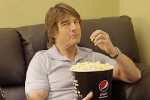 La inteligencia artificial mostró cómo se vería Tom Cruise si no fuese una celebridad. En esta foto, el actor en su versión real en un momento a puro relax