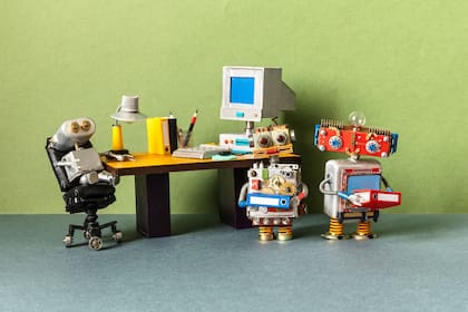 La inteligencia artificial reemplazará muchos empleos, pero podría comenzar por los más jerarquizados, contrariamente a lo que se supone, según varios expertos