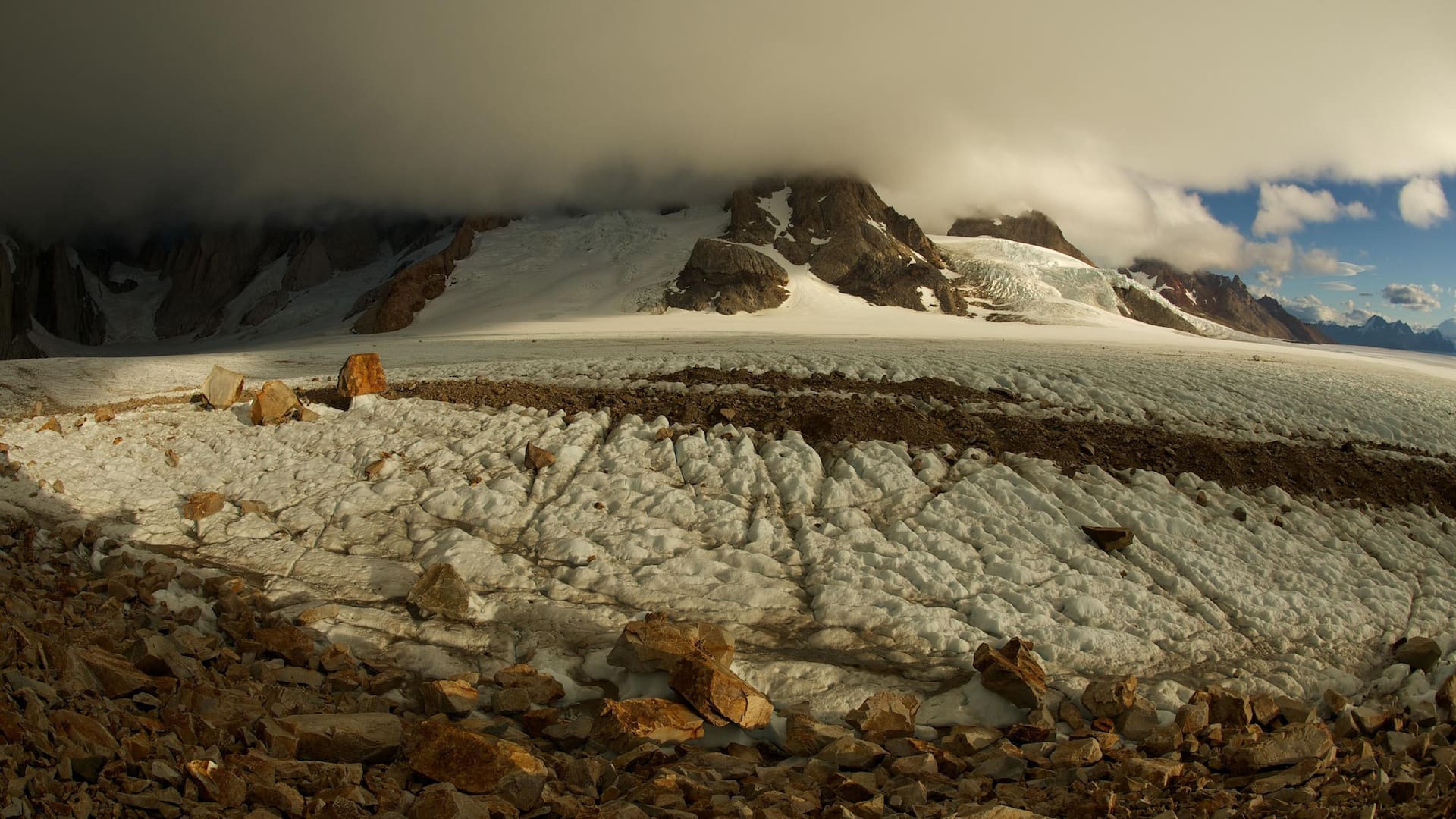 La organización ambientalista Greenpeace manifiesta su profunda preocupación ante la posibilidad de que se formalice un nuevo intento de modificación de la Ley de Glaciares y advierte que esta decisión abrirá la puerta a la destrucción del ambiente periglacial, reduciendo áreas hoy protegidas y poniendo en riesgo una de las reservas estratégicas de agua más importantes del país, lo que implica un riesgo para el futuro socioambiental de la Argentina.