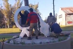La intendenta, a través del Consejo Deliberante presidido por Javier Barletta, ordenaron que se quitara el monumento
