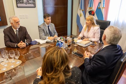 La intendenta de San Miguel de Tucumán, Rossana Chahla, se reunió con las autoridades de Adepa